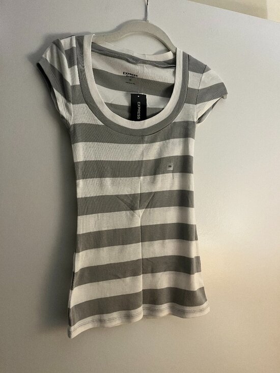 Express Size XS Sexy Basics Tee - NWT - Picture 1 of 5